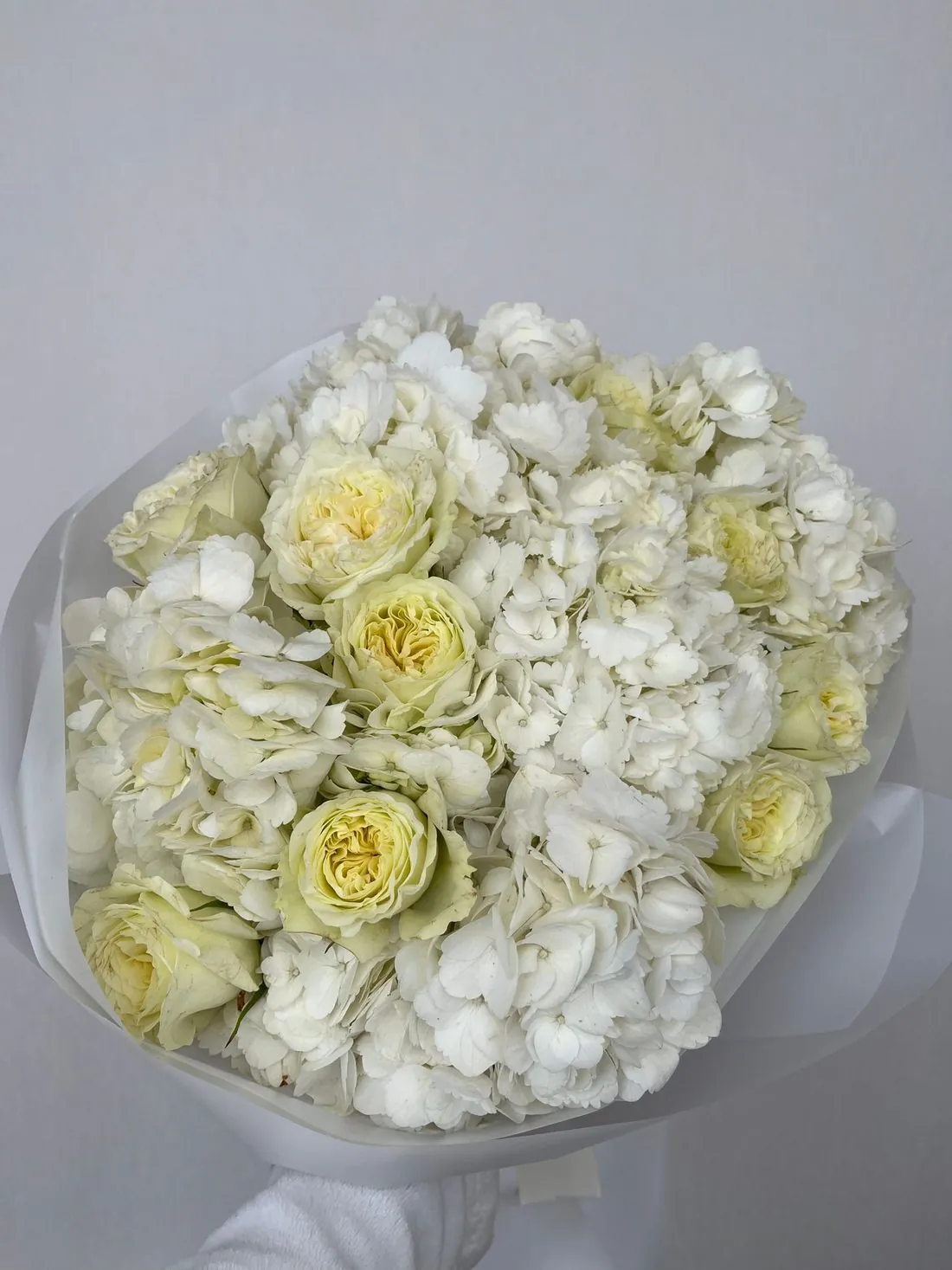 Buchet „Elisabeth" cu trandafiri albi și lisianthus
