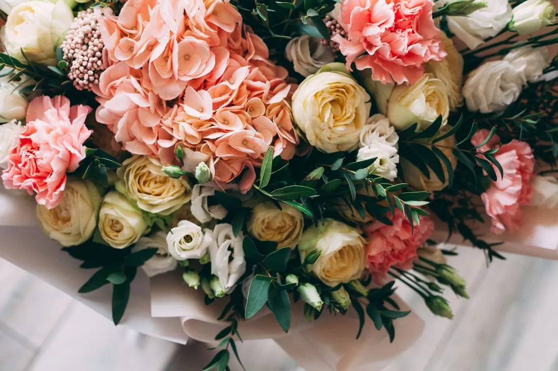 Buchet „Juliet" cu hortensie și trandafiri piersică