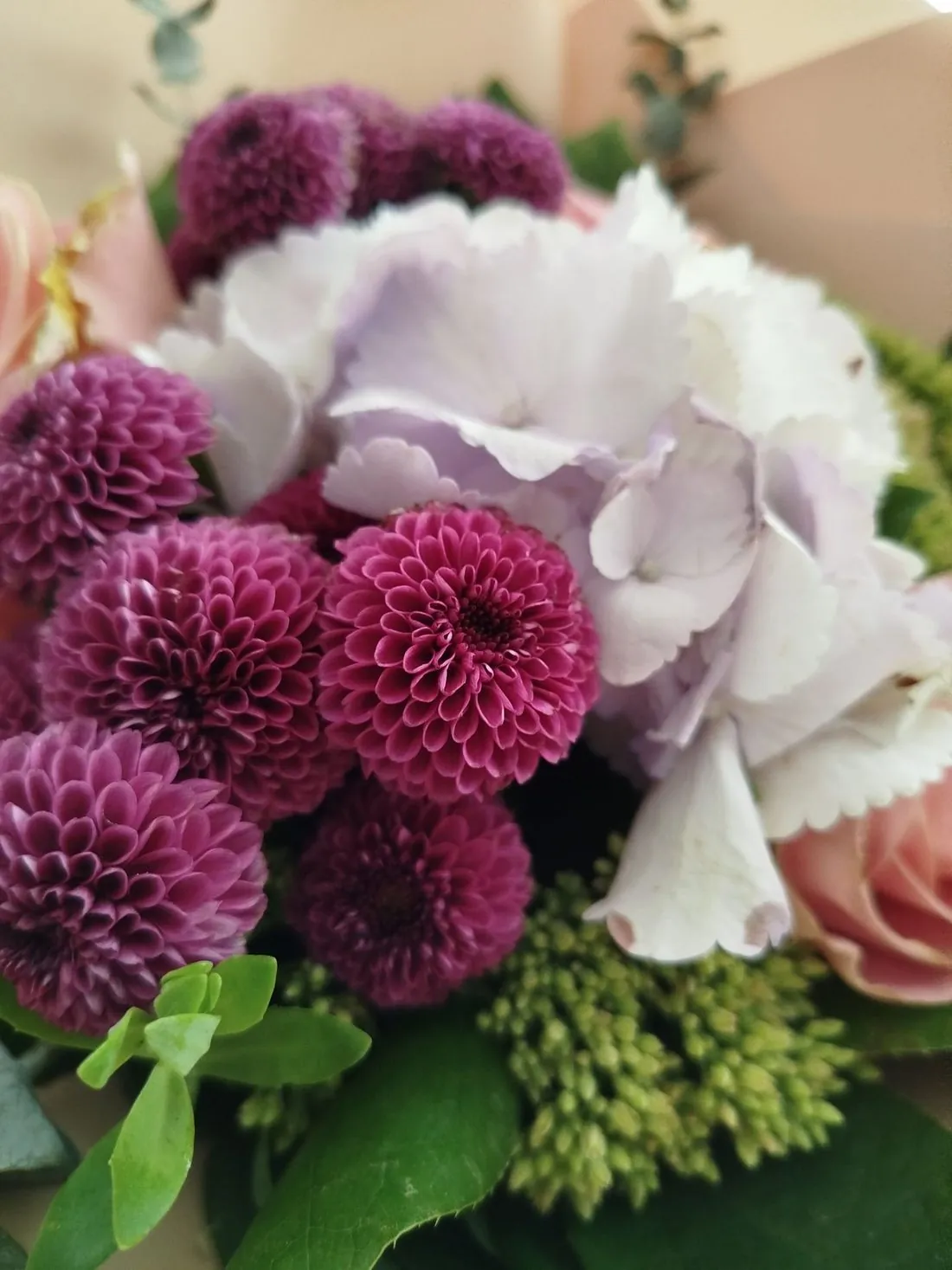 Buchet „Paola" cu hortensie, dalii și eucalipt